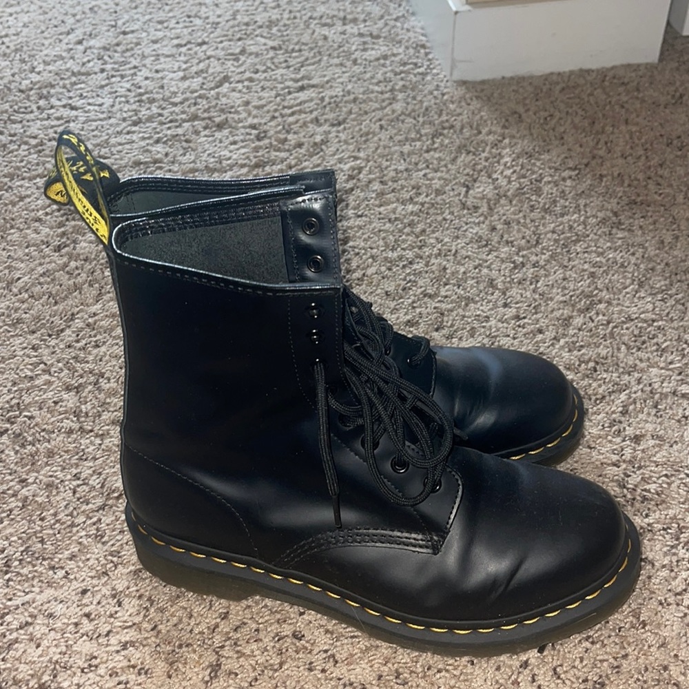Women’s Size 10 Black Dr. Martens lace boots like new